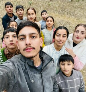 Sheetal Devi Instagram - Picture perfect moments with loved ones ♥️

Returning home after 3 years was overwhelming in the best way possible. Home is where the heart is ♥️

Wishing your family a year filled with laughter, love, and cherished moments together. Happy 2025!