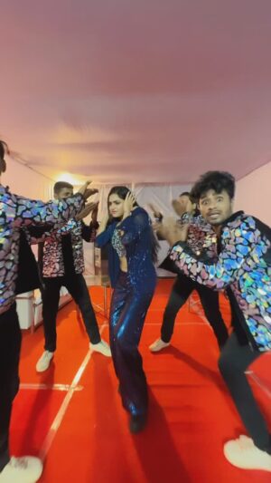 Sheetal Patra Instagram - This trend but with a twist!!!😆💃🫶

Backstage fun with the amazing dancers of @sizzlers_danceacademy