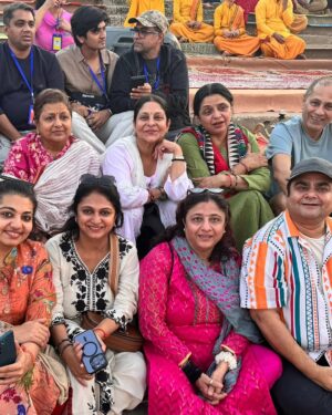 Shefali Shah Instagram - The most exotic anyone looked underwater was Elisa from The Shape of Water or Ronal (Kate Winslet) from Avatar: The Way of Water. Until now!

I haven’t seen soooo many people dunk into water and come out looking perfect in my entire life as I have in the last month, thanks to the Kumbh Mela. Of course, a magnificent experience like this warrants spectacular pictures.

My photos? Well… bad lighting, no clarity, blurry images, and no face visible to prove that it was actually me. No filter or Photoshop can salvage these photos. Nada! I won the bumper draw for the most “Pehechan Kaun” pictures.

Do I regret it? No. Because I may not have photos, but I have an unparalleled experience. A photograph or a paragraph is too frugal to even dare to encapsulate the Mahakumbh. It’s infinite, and that’s how it will be for me forever. 

#Mahakumbh #familytime #explore #shetravels #sheexplores #kumbhmela