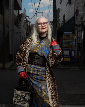 Sheila Cliffe Instagram - Met up with some cool friends in Harajuku on Sunday at Robe Japonica. 日曜日に原宿のRobeJaponicaの店でコールなともだちに会いました。　楽しかった。　写真は@makishimastudio. #japaneseculture #japanesefashion #japanesestyle #sotd #stylista #tokyofashion  #over60style #over60andfabulous #over60 #grayhair #kimonobijin #advancedstyle #きもの  #きものコーディネート #着物  #着物生活 #着物好き #着物でお出かけ  #趣着物