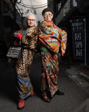 Sheila Cliffe Instagram - Met up with some cool friends in Harajuku on Sunday at Robe Japonica. 日曜日に原宿のRobeJaponicaの店でコールなともだちに会いました。　楽しかった。　写真は@makishimastudio. #japaneseculture #japanesefashion #japanesestyle #sotd #stylista #tokyofashion  #over60style #over60andfabulous #over60 #grayhair #kimonobijin #advancedstyle #きもの  #きものコーディネート #着物  #着物生活 #着物好き #着物でお出かけ  #趣着物