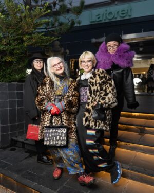 Sheila Cliffe Instagram - Met up with some cool friends in Harajuku on Sunday at Robe Japonica. 日曜日に原宿のRobeJaponicaの店でコールなともだちに会いました。　楽しかった。　写真は@makishimastudio. #japaneseculture #japanesefashion #japanesestyle #sotd #stylista #tokyofashion  #over60style #over60andfabulous #over60 #grayhair #kimonobijin #advancedstyle #きもの  #きものコーディネート #着物  #着物生活 #着物好き #着物でお出かけ  #趣着物