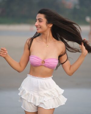 Sherlin Seth Instagram - Sandy toes, sun kissed nose! ☀️
Frolicking at the beach as i welcome 2025🌸

Impromptu fun shoot with @storyofaframe @sehrandom 🤍🤍
