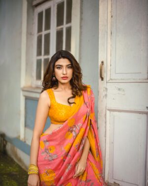 Shernavaz Jijina Instagram - Saree and Sunshine 💛 📸 @bharat_rawail  Stylist @henna.akhtar  Hair&Makeup @thehairstory__ @binkiboo__  @farahwriter