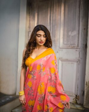 Shernavaz Jijina Instagram - Saree and Sunshine 💛 📸 @bharat_rawail  Stylist @henna.akhtar  Hair&Makeup @thehairstory__ @binkiboo__  @farahwriter