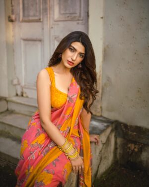 Shernavaz Jijina Instagram - Saree and Sunshine 💛 📸 @bharat_rawail  Stylist @henna.akhtar  Hair&Makeup @thehairstory__ @binkiboo__  @farahwriter