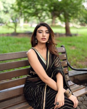 Shernavaz Jijina Instagram - Who needs a little black dress when you have a stunning black saree 🖤🖤 📸 @bharat_rawail  Styling @henna.akhtar  Hair & Makeup @thehairstory__  @binkiboo__  @farahwriter