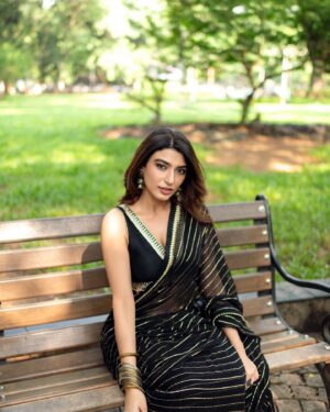 Shernavaz Jijina Instagram - Who needs a little black dress when you have a stunning black saree 🖤🖤 📸 @bharat_rawail  Styling @henna.akhtar  Hair & Makeup @thehairstory__  @binkiboo__  @farahwriter