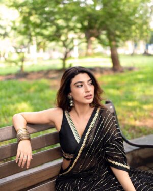Shernavaz Jijina Instagram - Who needs a little black dress when you have a stunning black saree 🖤🖤 📸 @bharat_rawail  Styling @henna.akhtar  Hair & Makeup @thehairstory__  @binkiboo__  @farahwriter