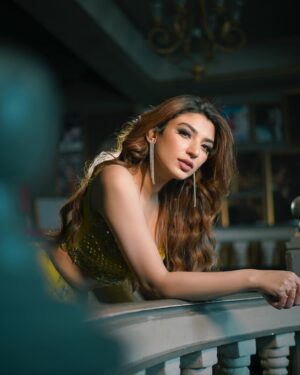 Shernavaz Jijina Instagram - Creative Concept & Styling by @shaista.furni 
Photography by @luxarstudio
Hair & Makeup by @_iqraraies 
Outfit @@houseofnoori.in 
Purse & Jewelry @redonebagsindia 
Location @bandramitron courtesy by @maverick.communication01