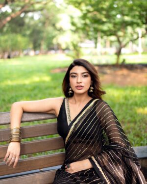 Shernavaz Jijina Instagram - Who needs a little black dress when you have a stunning black saree 🖤🖤 📸 @bharat_rawail  Styling @henna.akhtar  Hair & Makeup @thehairstory__  @binkiboo__  @farahwriter