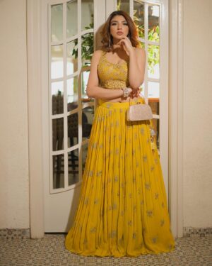 Shernavaz Jijina Instagram - Creative Concept & Styling by @shaista.furni 
Photography by @luxarstudio
Hair & Makeup by @_iqraraies 
Outfit @@houseofnoori.in 
Purse & Jewelry @redonebagsindia 
Location @bandramitron courtesy by @maverick.communication01