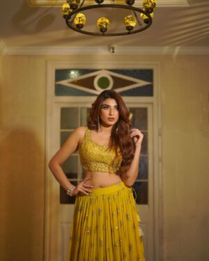 Shernavaz Jijina Instagram - Creative Concept & Styling by @shaista.furni 
Photography by @luxarstudio
Hair & Makeup by @_iqraraies 
Outfit @@houseofnoori.in 
Purse & Jewelry @redonebagsindia 
Location @bandramitron courtesy by @maverick.communication01