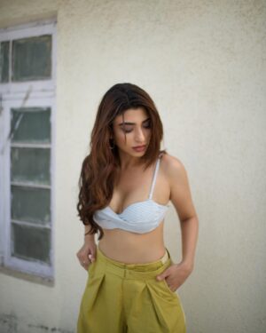 Shernavaz Jijina Instagram - 🌼 . . . .  @bharat_rawail  @henna.akhtar  @binkiboo__  @thehairstory__  @farahwriter