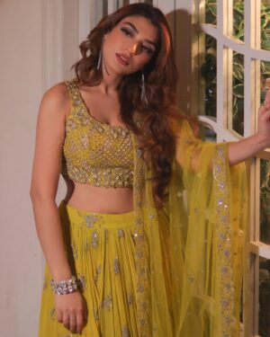 Shernavaz Jijina Instagram - Creative Concept & Styling by @shaista.furni 
Photography by @luxarstudio
Hair & Makeup by @_iqraraies 
Outfit @@houseofnoori.in 
Purse & Jewelry @redonebagsindia 
Location @bandramitron courtesy by @maverick.communication01