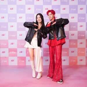 Shi Shi Instagram - 新年快樂！！🐍🧧❤️

昨天紅白演出 希望大家喜歡，
是第一次跟 @official_bii 선배님合作，
這選歌是不是很適合我們？：）

感謝我們團隊在年底抽空一起排練各種細節、默契
在台上演的很爽快🙌

期許新的一年 我們都可以更去享受眼前擁有的，
把過去遺憾的 關於未來的 把它化為動力
打造更漂亮的現在、能掌握的現在。

祝大家 蛇年幸福賺大錢 蛇麼都有 蛇麼攏賀！

#HappyLunarNewYear 
#APT #超級巨星紅白藝能大賞 @superstarttv