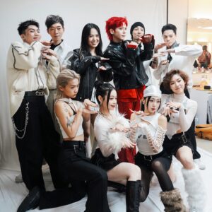 Shi Shi Instagram - 新年快樂！！🐍🧧❤️

昨天紅白演出 希望大家喜歡，
是第一次跟 @official_bii 선배님合作，
這選歌是不是很適合我們？：）

感謝我們團隊在年底抽空一起排練各種細節、默契
在台上演的很爽快🙌

期許新的一年 我們都可以更去享受眼前擁有的，
把過去遺憾的 關於未來的 把它化為動力
打造更漂亮的現在、能掌握的現在。

祝大家 蛇年幸福賺大錢 蛇麼都有 蛇麼攏賀！

#HappyLunarNewYear 
#APT #超級巨星紅白藝能大賞 @superstarttv