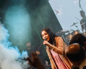Shilpa Rao Instagram - Udaipur thank you for all the love, see ya soon.
Next stop … #Bangalore tonight.

Show Director @riteshkrishnan 
Photos by @nilesh_vm 
Outfit by @sarojjalan 
Shades by @hamster_london 
HMU by @makeupartistnamrata 

#shilparao #shilparaolive