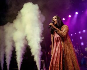 Shilpa Rao Instagram - Udaipur thank you for all the love, see ya soon.
Next stop … #Bangalore tonight.

Show Director @riteshkrishnan 
Photos by @nilesh_vm 
Outfit by @sarojjalan 
Shades by @hamster_london 
HMU by @makeupartistnamrata 

#shilparao #shilparaolive