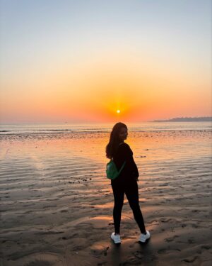 Shilpa Thakre Instagram - Forever the girl who will fall in love with every Sunset ✨❣️
.
.
.
#shilpathakre #expressionqueen #sunset #sunsetlovers #versova #mumbai #grateful