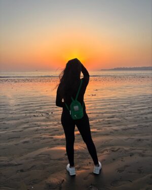Shilpa Thakre Instagram - Forever the girl who will fall in love with every Sunset ✨❣️
.
.
.
#shilpathakre #expressionqueen #sunset #sunsetlovers #versova #mumbai #grateful