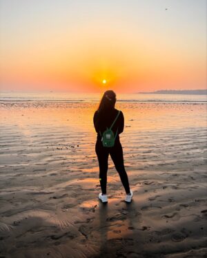 Shilpa Thakre Instagram - Forever the girl who will fall in love with every Sunset ✨❣️
.
.
.
#shilpathakre #expressionqueen #sunset #sunsetlovers #versova #mumbai #grateful