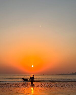 Shilpa Thakre Instagram - Forever the girl who will fall in love with every Sunset ✨❣️
.
.
.
#shilpathakre #expressionqueen #sunset #sunsetlovers #versova #mumbai #grateful