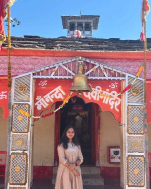 Shilpa Thakre Instagram - Soul•cation : 
Time away for your soul ,to travel, reset and be alive ✨❣️
.
.
.
.
#shilpathakre #expressionqueen #travel #travelphotography #travelgram #solo #trip #kainchidham #neemkarolibaba #jageshwardham #almora #kasardevi #mahadev #shiva #harharmahadev