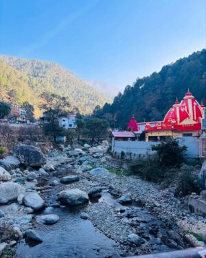 Shilpa Thakre Instagram - Soul•cation : 
Time away for your soul ,to travel, reset and be alive ✨❣️
.
.
.
.
#shilpathakre #expressionqueen #travel #travelphotography #travelgram #solo #trip #kainchidham #neemkarolibaba #jageshwardham #almora #kasardevi #mahadev #shiva #harharmahadev