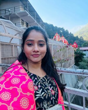 Shilpa Thakre Instagram - Soul•cation : 
Time away for your soul ,to travel, reset and be alive ✨❣️
.
.
.
.
#shilpathakre #expressionqueen #travel #travelphotography #travelgram #solo #trip #kainchidham #neemkarolibaba #jageshwardham #almora #kasardevi #mahadev #shiva #harharmahadev