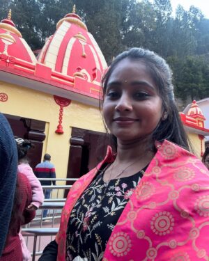 Shilpa Thakre Instagram - Soul•cation : 
Time away for your soul ,to travel, reset and be alive ✨❣️
.
.
.
.
#shilpathakre #expressionqueen #travel #travelphotography #travelgram #solo #trip #kainchidham #neemkarolibaba #jageshwardham #almora #kasardevi #mahadev #shiva #harharmahadev