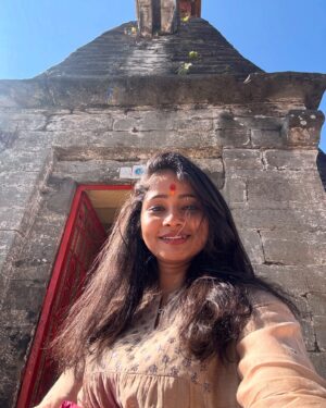 Shilpa Thakre Instagram - Soul•cation : 
Time away for your soul ,to travel, reset and be alive ✨❣️
.
.
.
.
#shilpathakre #expressionqueen #travel #travelphotography #travelgram #solo #trip #kainchidham #neemkarolibaba #jageshwardham #almora #kasardevi #mahadev #shiva #harharmahadev