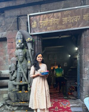 Shilpa Thakre Instagram - Soul•cation : 
Time away for your soul ,to travel, reset and be alive ✨❣️
.
.
.
.
#shilpathakre #expressionqueen #travel #travelphotography #travelgram #solo #trip #kainchidham #neemkarolibaba #jageshwardham #almora #kasardevi #mahadev #shiva #harharmahadev