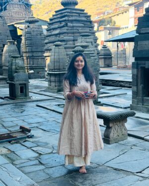 Shilpa Thakre Instagram - Soul•cation : 
Time away for your soul ,to travel, reset and be alive ✨❣️
.
.
.
.
#shilpathakre #expressionqueen #travel #travelphotography #travelgram #solo #trip #kainchidham #neemkarolibaba #jageshwardham #almora #kasardevi #mahadev #shiva #harharmahadev
