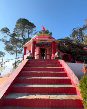 Shilpa Thakre Instagram - Soul•cation : 
Time away for your soul ,to travel, reset and be alive ✨❣️
.
.
.
.
#shilpathakre #expressionqueen #travel #travelphotography #travelgram #solo #trip #kainchidham #neemkarolibaba #jageshwardham #almora #kasardevi #mahadev #shiva #harharmahadev