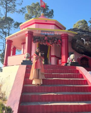 Shilpa Thakre Instagram - Soul•cation : 
Time away for your soul ,to travel, reset and be alive ✨❣️
.
.
.
.
#shilpathakre #expressionqueen #travel #travelphotography #travelgram #solo #trip #kainchidham #neemkarolibaba #jageshwardham #almora #kasardevi #mahadev #shiva #harharmahadev