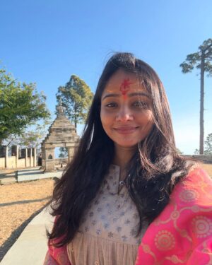 Shilpa Thakre Instagram - Soul•cation : 
Time away for your soul ,to travel, reset and be alive ✨❣️
.
.
.
.
#shilpathakre #expressionqueen #travel #travelphotography #travelgram #solo #trip #kainchidham #neemkarolibaba #jageshwardham #almora #kasardevi #mahadev #shiva #harharmahadev