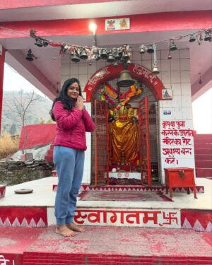 Shilpa Thakre Instagram - Soul•cation : 
Time away for your soul ,to travel, reset and be alive ✨❣️
.
.
.
.
#shilpathakre #expressionqueen #travel #travelphotography #travelgram #solo #trip #kainchidham #neemkarolibaba #jageshwardham #almora #kasardevi #mahadev #shiva #harharmahadev