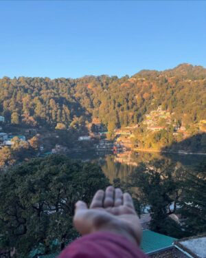 Shilpa Thakre Instagram - Soul•cation : 
Time away for your soul ,to travel, reset and be alive ✨❣️
.
.
.
.
#shilpathakre #expressionqueen #travel #travelphotography #travelgram #solo #trip #kainchidham #neemkarolibaba #jageshwardham #almora #kasardevi #mahadev #shiva #harharmahadev