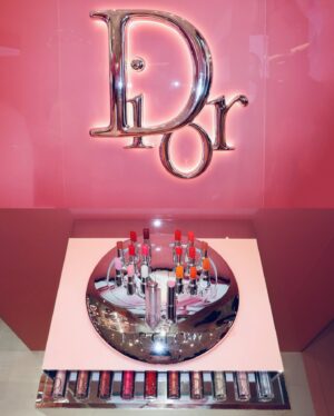 Shim So-young Instagram - #유료광고 @diorbeauty🪞💕🌷

<2025 어딕트 립 글로우 팝업>에서 완전히 새로워진 𝐃𝐈𝐎𝐑 𝐀𝐃𝐃𝐈𝐂𝐓 𝐋𝐈𝐏 𝐆𝐋𝐎𝐖 를 만나보고 왔어요💕 

쿨&웜톤 모두를 아우르는 17가지 컬러 팔레트로 출시되어 내 퍼스널 컬러에 완벽한 립을 찾을 수 있어요! 

쿨톤인 저는 #074 젤리로 메이크업을 해봤는데, 단독 사용으로도 풍부한 발색력과 보습력으로 행사 내내 반짝이는 입술을 유지할 수 있었어요😌 

곧 다가올 봄처럼 분홍으로 가득찬 팝업 공간에서는 구매 금액대별 특별한 선물, 뽑기 이벤트, 포토부스, 포토존, 100개 한정 #078 아이시 블루, 인그레이빙 서비스, 등 다양한 체험과 제품이 마련되어 있으니 들리시면 시간 가는 줄 모를거에요🌸

📍신세계 강남점 1층 
🗓️ ~2월 2일까지 

#디올뷰티 #디올립글로우팝업 #디올립글로우 #신세계강남 #074젤리 #디올어딕트 #립밤추천