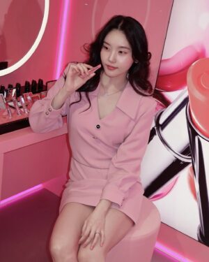 Shim So-young Instagram - #유료광고 @diorbeauty🪞💕🌷

<2025 어딕트 립 글로우 팝업>에서 완전히 새로워진 𝐃𝐈𝐎𝐑 𝐀𝐃𝐃𝐈𝐂𝐓 𝐋𝐈𝐏 𝐆𝐋𝐎𝐖 를 만나보고 왔어요💕 

쿨&웜톤 모두를 아우르는 17가지 컬러 팔레트로 출시되어 내 퍼스널 컬러에 완벽한 립을 찾을 수 있어요! 

쿨톤인 저는 #074 젤리로 메이크업을 해봤는데, 단독 사용으로도 풍부한 발색력과 보습력으로 행사 내내 반짝이는 입술을 유지할 수 있었어요😌 

곧 다가올 봄처럼 분홍으로 가득찬 팝업 공간에서는 구매 금액대별 특별한 선물, 뽑기 이벤트, 포토부스, 포토존, 100개 한정 #078 아이시 블루, 인그레이빙 서비스, 등 다양한 체험과 제품이 마련되어 있으니 들리시면 시간 가는 줄 모를거에요🌸

📍신세계 강남점 1층 
🗓️ ~2월 2일까지 

#디올뷰티 #디올립글로우팝업 #디올립글로우 #신세계강남 #074젤리 #디올어딕트 #립밤추천