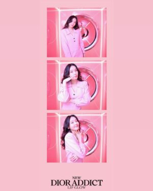 Shim So-young Instagram - #유료광고 @diorbeauty🪞💕🌷

<2025 어딕트 립 글로우 팝업>에서 완전히 새로워진 𝐃𝐈𝐎𝐑 𝐀𝐃𝐃𝐈𝐂𝐓 𝐋𝐈𝐏 𝐆𝐋𝐎𝐖 를 만나보고 왔어요💕 

쿨&웜톤 모두를 아우르는 17가지 컬러 팔레트로 출시되어 내 퍼스널 컬러에 완벽한 립을 찾을 수 있어요! 

쿨톤인 저는 #074 젤리로 메이크업을 해봤는데, 단독 사용으로도 풍부한 발색력과 보습력으로 행사 내내 반짝이는 입술을 유지할 수 있었어요😌 

곧 다가올 봄처럼 분홍으로 가득찬 팝업 공간에서는 구매 금액대별 특별한 선물, 뽑기 이벤트, 포토부스, 포토존, 100개 한정 #078 아이시 블루, 인그레이빙 서비스, 등 다양한 체험과 제품이 마련되어 있으니 들리시면 시간 가는 줄 모를거에요🌸

📍신세계 강남점 1층 
🗓️ ~2월 2일까지 

#디올뷰티 #디올립글로우팝업 #디올립글로우 #신세계강남 #074젤리 #디올어딕트 #립밤추천
