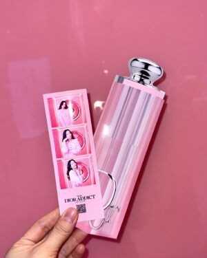 Shim So-young Instagram - #유료광고 @diorbeauty🪞💕🌷

<2025 어딕트 립 글로우 팝업>에서 완전히 새로워진 𝐃𝐈𝐎𝐑 𝐀𝐃𝐃𝐈𝐂𝐓 𝐋𝐈𝐏 𝐆𝐋𝐎𝐖 를 만나보고 왔어요💕 

쿨&웜톤 모두를 아우르는 17가지 컬러 팔레트로 출시되어 내 퍼스널 컬러에 완벽한 립을 찾을 수 있어요! 

쿨톤인 저는 #074 젤리로 메이크업을 해봤는데, 단독 사용으로도 풍부한 발색력과 보습력으로 행사 내내 반짝이는 입술을 유지할 수 있었어요😌 

곧 다가올 봄처럼 분홍으로 가득찬 팝업 공간에서는 구매 금액대별 특별한 선물, 뽑기 이벤트, 포토부스, 포토존, 100개 한정 #078 아이시 블루, 인그레이빙 서비스, 등 다양한 체험과 제품이 마련되어 있으니 들리시면 시간 가는 줄 모를거에요🌸

📍신세계 강남점 1층 
🗓️ ~2월 2일까지 

#디올뷰티 #디올립글로우팝업 #디올립글로우 #신세계강남 #074젤리 #디올어딕트 #립밤추천