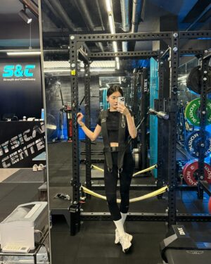 Shim So-young Instagram - 한국인은 여름엔 팥빙수, 겨울엔 팥 붕어빵을 먹어서 정기적으로 팥을 채워줘야 합니다만😏 

아 물론 동지엔 팥죽과,,, 겨울방어랑… 고구마도…🤤