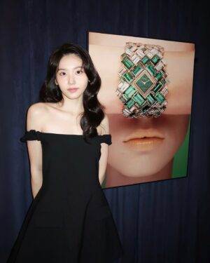 Shim So-young Instagram - @piaget 
✨𝐄𝐒𝐒𝐄𝐍𝐂𝐄 𝐎𝐅 𝐄𝐗𝐓𝐑𝐀𝐋𝐄𝐆𝐀𝐍𝐙𝐀✨
피아제 창립 150주년 전시에 다녀왔어요.

사실 저는 일을 하러 간건데,,, 피아제 프라이빗 컬렉션의 비현실적인 반짝임에 매료되어 눈으로만 잔뜩 담고 있는 저를 발견했어요,,, 특히! 앤디 워홀 소장품이었던 골드바 포켓 워치에 눈을 못 떼어서 몇번이고 다시 보러갔잖아요🖤

피아제라는 브랜드의 지난 150년의 역사를 온전히 느끼고 배울 수 있는 시간이었어요. 

초대 감사합니다! 😌

#Piaget #Piaget150 #EssenceOfExtraleganza #MaisonOfExtraleganza #PiagetHighJewellery #PiagetSociety