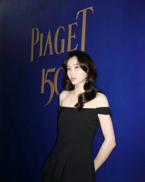 Shim So-young Instagram - @piaget 
✨𝐄𝐒𝐒𝐄𝐍𝐂𝐄 𝐎𝐅 𝐄𝐗𝐓𝐑𝐀𝐋𝐄𝐆𝐀𝐍𝐙𝐀✨
피아제 창립 150주년 전시에 다녀왔어요.

사실 저는 일을 하러 간건데,,, 피아제 프라이빗 컬렉션의 비현실적인 반짝임에 매료되어 눈으로만 잔뜩 담고 있는 저를 발견했어요,,, 특히! 앤디 워홀 소장품이었던 골드바 포켓 워치에 눈을 못 떼어서 몇번이고 다시 보러갔잖아요🖤

피아제라는 브랜드의 지난 150년의 역사를 온전히 느끼고 배울 수 있는 시간이었어요. 

초대 감사합니다! 😌

#Piaget #Piaget150 #EssenceOfExtraleganza #MaisonOfExtraleganza #PiagetHighJewellery #PiagetSociety
