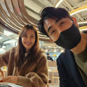Shin Ae-ra Instagram - 부부는 닮는다더니 
30년가까이 살다보니 투박한손도, 걷기좋아하는것도, 장난끼도 닮아간다.
하지만 도저히 닮기어려운부분,
이렇게 글을 잘쓴다고?
남편의 어제나온 #오늘예보 확장판 #그들의하루 를 보며 웃다,울다,위로받는다.
13년전에 읽을때보다 더 마음에와닿고 특히 추가된, 공익 정유일의 하루에 먹먹해진다.
정말 내옆에있는 이남자가 쓴거맞아?ㅋ앞으로는 진짜 작가로 인정해주고
글쓰는데 더 전념할수있도록
내가 열심히일해 먹여살려야겠다^^

여러분의 오늘 하루는 어떠신가요?
벌써 24년 끝자락입니다.
하루하루를 살아내는 당신을 응원합니다. 힘내세요♡