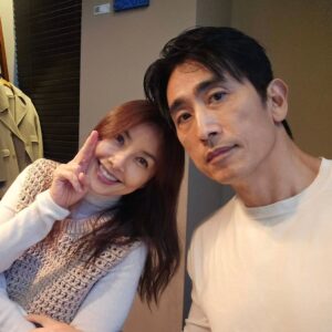 Shin Ae-ra Instagram - 부부는 닮는다더니 
30년가까이 살다보니 투박한손도, 걷기좋아하는것도, 장난끼도 닮아간다.
하지만 도저히 닮기어려운부분,
이렇게 글을 잘쓴다고?
남편의 어제나온 #오늘예보 확장판 #그들의하루 를 보며 웃다,울다,위로받는다.
13년전에 읽을때보다 더 마음에와닿고 특히 추가된, 공익 정유일의 하루에 먹먹해진다.
정말 내옆에있는 이남자가 쓴거맞아?ㅋ앞으로는 진짜 작가로 인정해주고
글쓰는데 더 전념할수있도록
내가 열심히일해 먹여살려야겠다^^

여러분의 오늘 하루는 어떠신가요?
벌써 24년 끝자락입니다.
하루하루를 살아내는 당신을 응원합니다. 힘내세요♡