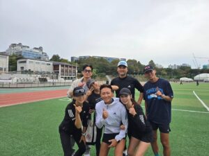 Shin Ae-ra Instagram - 남편볼여유도없이 정신없이 바쁜요즘,
오늘은 남편생일이라 
아침부터 붙어있기로^^
좋은사람들과 같이 뛰고
하루종일 둘이 바쁘다
좀전에 급하게 저녁,
점심은 화려한 외식했으니 
저녁은 간소한 건강식.
나의선물인 스텐바이미 틀어놓고
현희가 보낸 송이버섯과 
어머니가 농사지신 귀한쌈들과 보내주신 미역국
나는 따끈한 잡곡,콩솥밥과 쌈많이먹기위한 제육볶음.
진짜 형식1도없는 밥상이지만 
맛나고 건강하면 된거지, 그쵸?^^"
남편의 감사한 57번째 생일 
이렇게 마무리합니다.
근데 3년뒤면 60?ㅋㅋ 
여행갑시당^^
