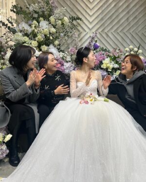 Shin Bong-sun Instagram - 후배소라와 @conch_p  우당탕탕🙈박소영 결혼식참석하기 🤪
늘 아가같던 우리소영이  잘 살어라~~~ 🎉🎉🎉